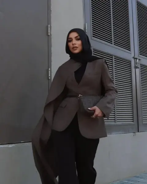 أفكار من مدونات الموضة في تنسيق البليزر البني للمحجبات