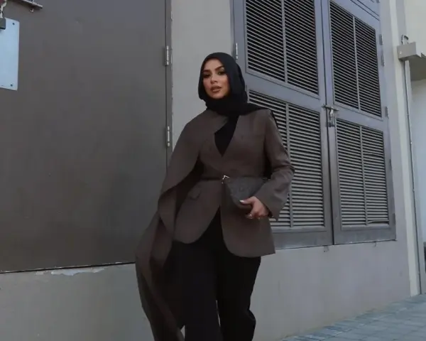 أفكار من مدونات الموضة في تنسيق البليزر البني للمحجبات