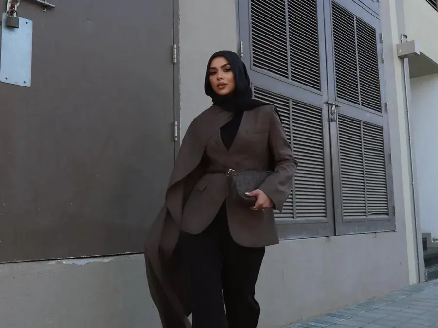 أفكار من مدونات الموضة في تنسيق البليزر البني للمحجبات