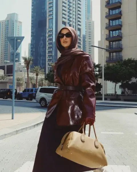 دليلك الكامل لتنسيق الجاكيت الجلد للمحجبات وطرق حفظه مثل مدونات الموضة