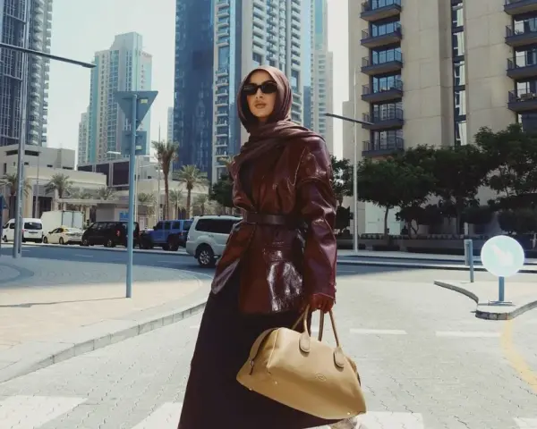 دليلك الكامل لتنسيق الجاكيت الجلد للمحجبات وطرق حفظه مثل مدونات الموضة