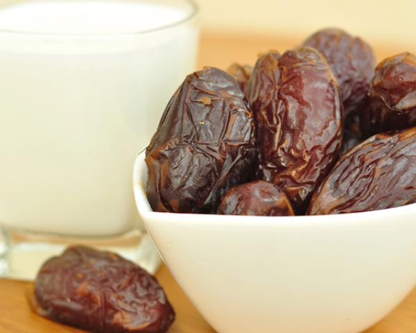 فوائد الحليب والتمر لزيادة الوزن