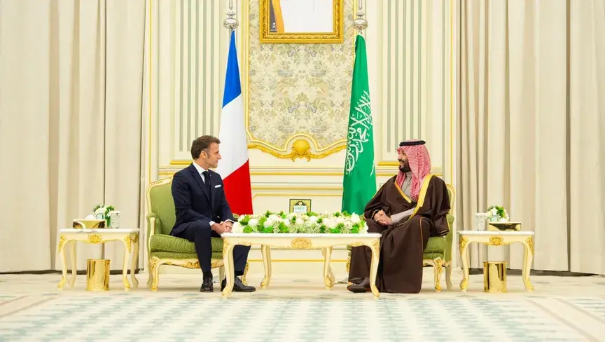ولي العهد السعودي والرئيس الفرنسي يبحثان هاتفياً التطورات في المنطقة