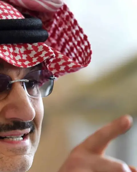 الوليد بن طلال يتصدر "الترند" بعد تحديه شاباً في الشارع
