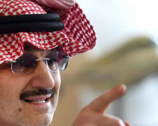 الوليد بن طلال يتصدر "الترند" بعد تحديه شاباً في الشارع